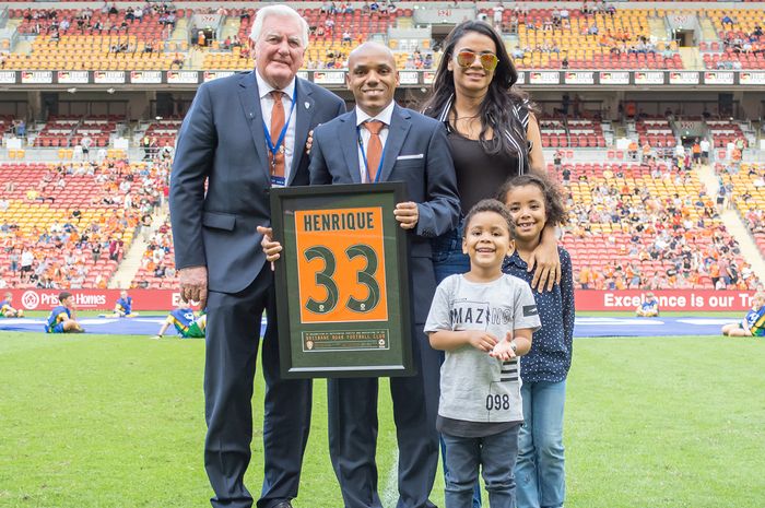 Henrique (tengah) saat seremoni mundurnya dari lapangan hijau sebagai pemain aktif dan pensiun sebagai pilar Brisbane pada akhir Desember 2018.