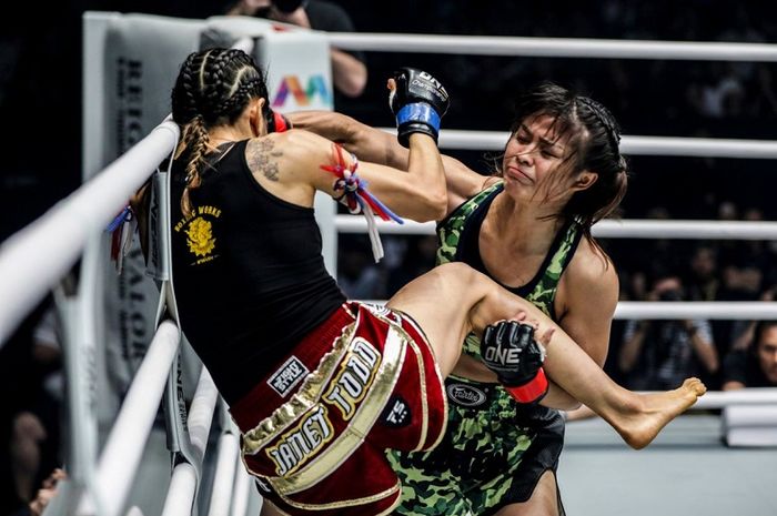 Atlet ONE Championship asal Thailand, Stamp Fairtex (kanan).