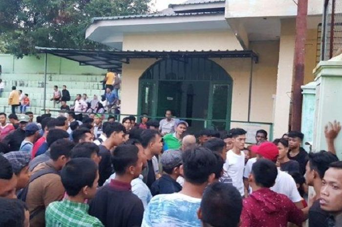 Suasana kericuhan suporter PSMS Medan seusai menyaksikan laga melawan Gumarang FC.