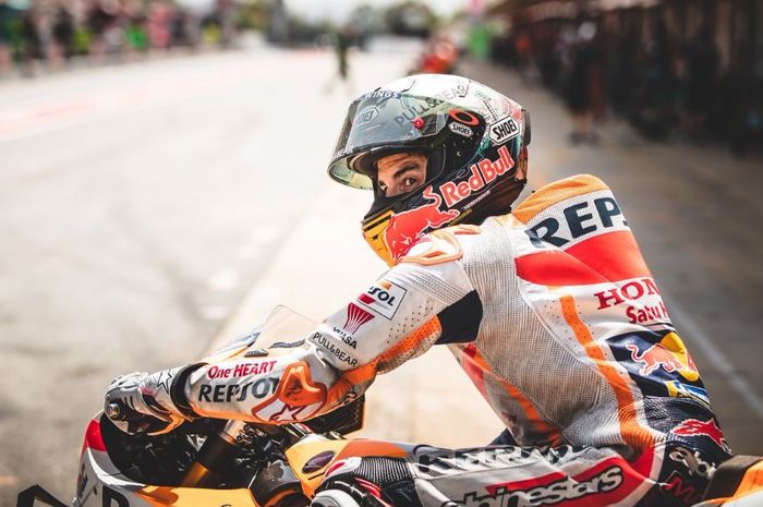 Pembalap Repsol Honda, Marc Marquez saat turun pada sesi latihan bebas MotoGP Catalunya 2019, Jumat (14/6/2019)