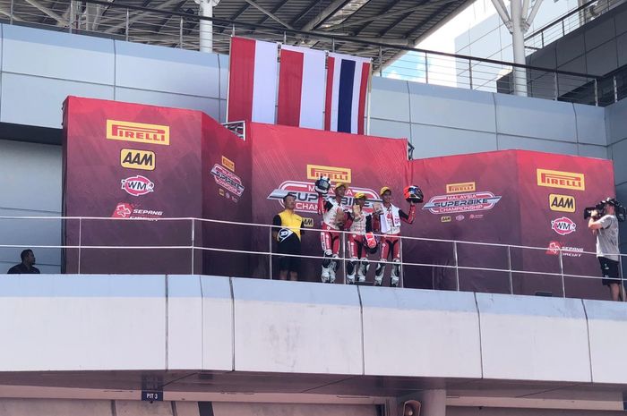 Pembalap binaan PT Astra Honda Motor (AHM) Afridza Munandar (tengah) meraih tempat pertama dan disusul Adenanta Putra (kiri) meraih tempat kedua pada balapan kedua di ajang Asia Talent Cup (ATC) 2019 seri ketiga di Sepang International Circuit, Malaysia (16/6/2019).     