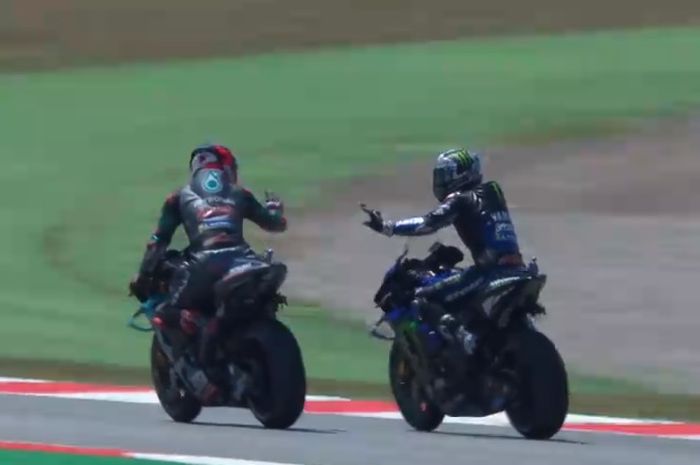 Momen saat Maverick Vinales (kanan) mencoba meminta maaf kepada Fabio Quartararo (kiri) setelah nyaris terlibat insiden pada sesi kualifikasi MotoGP Catalunya 2019, Sabtu (15/5/2019)