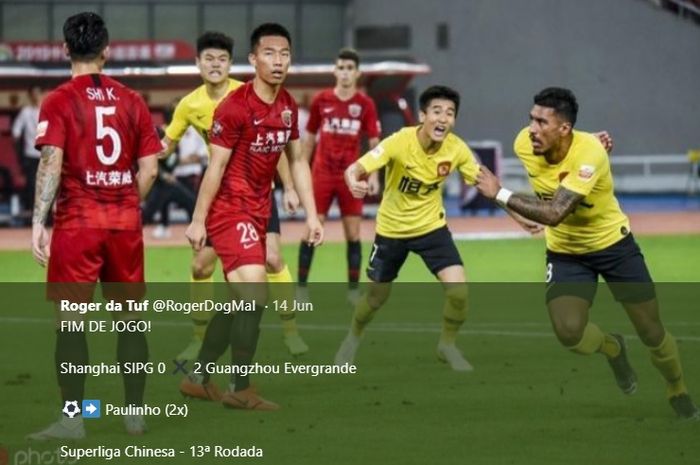 Paulinho (kanan) berlari melakukan selebrasi seusai mencetak gol untuk Guangzhou Evergrande ke gawang Shanghai SIPG pada lanjutan Liga Super China 2019 di Stadion Shanghai, 14 Juni 2019. 