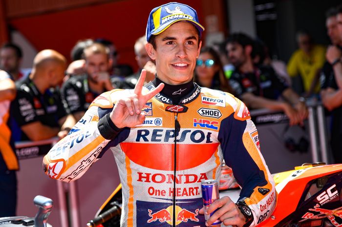 Pembalap Repsol Honda, Marc Marquez, berpose setelah menjalani sesi kualifikasi MotoGP Catalunya di Circuit de Barcelona-Catalunya, Spanyol, Sabtu (15/6/2019).