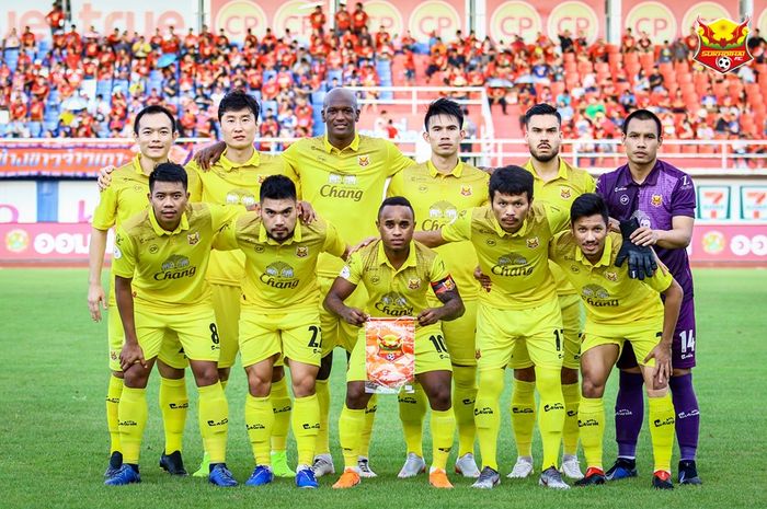 Para pemain Sukhothai FC sebelum melakoni partai tandang kontra tuan rumah Trat FC pada pekan ke-14 Liga Thailand 1 2019 di Stadion Provinsi Trat, 15 Juni 2019.