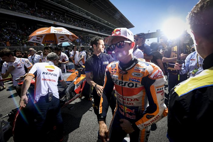 Pembalap Repsol Honda, Marc Marquez, berjalan di lintasan jelang balapan MotoGP Catalunya di Circuit de Barcelona-Catalunya, Spanyol, Minggu (16/6/2019).