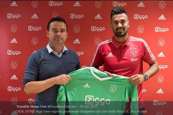 Benjamin van Leer saat diperkenalkan oleh Ajax Amsterdam.