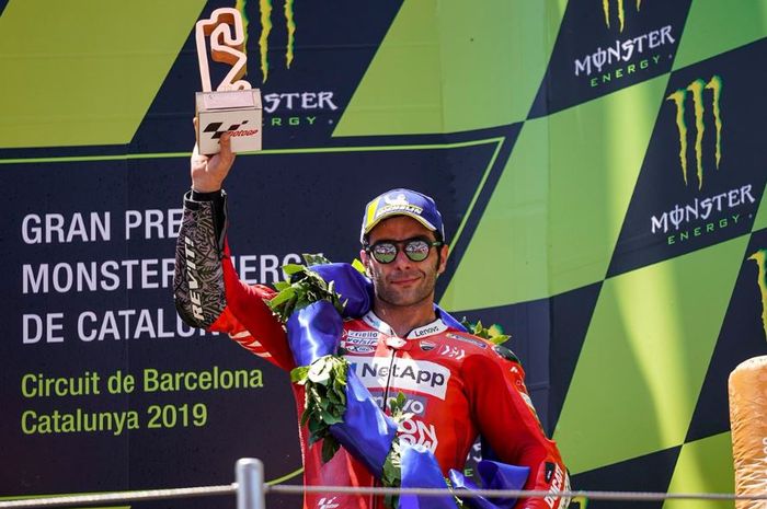 Pembalap Mission Winnow Ducati, Danilo Petrucci saat melakukan selebrasi pada MotoGP Catalunya 2019, Minggu (16/6/2019)