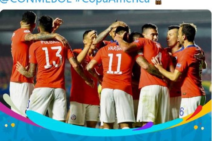 Para pemain timnas Cile merayakan gol yang dicetak oleh Eduardo Vargas (tengah) dalam laga Grup C Copa America melawan timnas Jepang di Stadion Cicero Pompeu de Toledo, Selasa (18/6/2019) pagi WIB.