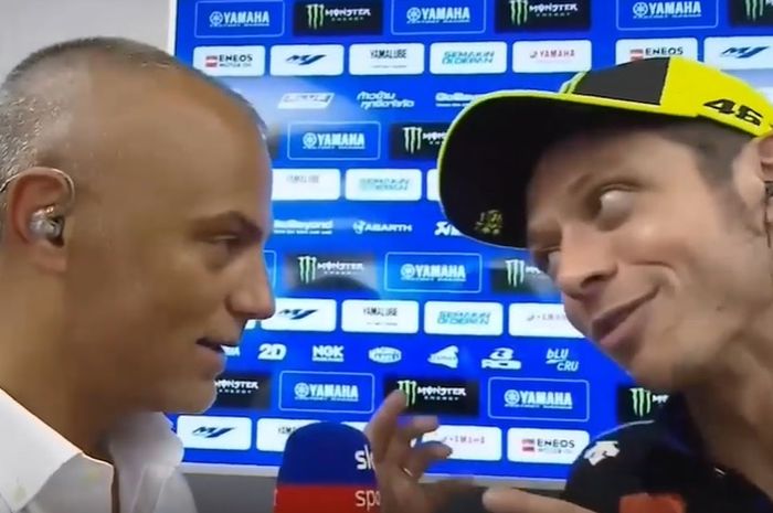 Valentino Rossi (kanan) memprotes jurnalis Italia, Antonio Boselli, karena memberikan informasi yang salah kepada Maverick Vinales soal insiden dalam balapan MotoGP Catalunya, 16 Juni 2019.