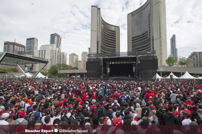 Suasana Perayaan Kemenangan Toronto Raptors seusai menjadi juara NBA 2019, di Nathan Phillips Square, Toronto, Ontario, Kanada, Senin (17/6/2019).