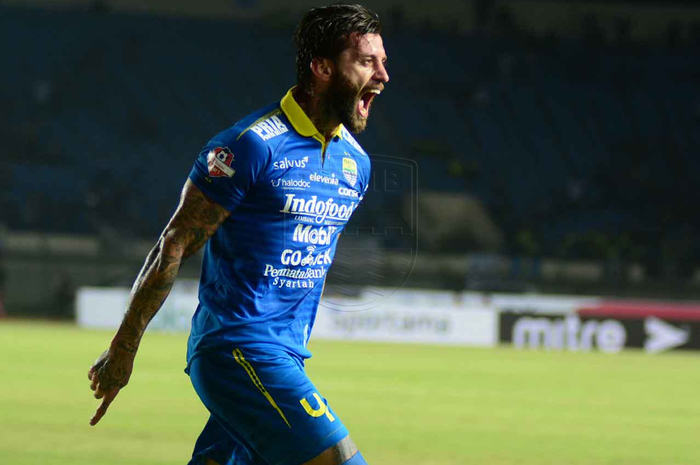 Bek Persib Bandung, Bojan Malisic, merayakan gol yang dicetaknya ke gawang Tira-Persikabo pada pekan kedua Liga 1 2019.