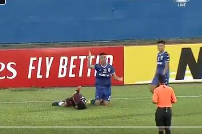 Pelanggaran Nguyen Trung Tin terhadap gelandang PSM Makassar, Rasyid Bakri, dalam partai semifinal Zona ASEAN Piala AFC 2019.