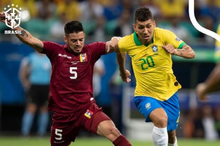 Penyerang timnas Brasil, Roberto Firmino (kanan), berduel dengan bek timnas Venezuela, Junior Moreno, dalam laga Grup A Copa America 2019 di Stadion Arena Fonte Nova, Rabu (19/6/2019) pagi WIB.