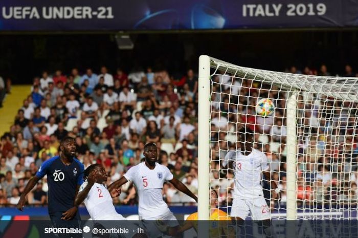 Para pemain timnas Inggris berduel dengan timnas Prancis dalam Piala Eropa U-21 2019 di Stadion Dino Manuzzi, Italia, 18 Juni 2019.