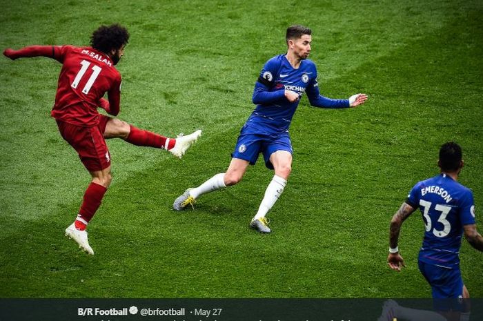 Bintang Liverpool FC, Mohamed Salah, melepaskan tendangan di antara dua pemain Chelsea Jorginho dan Emerson Palmieri.