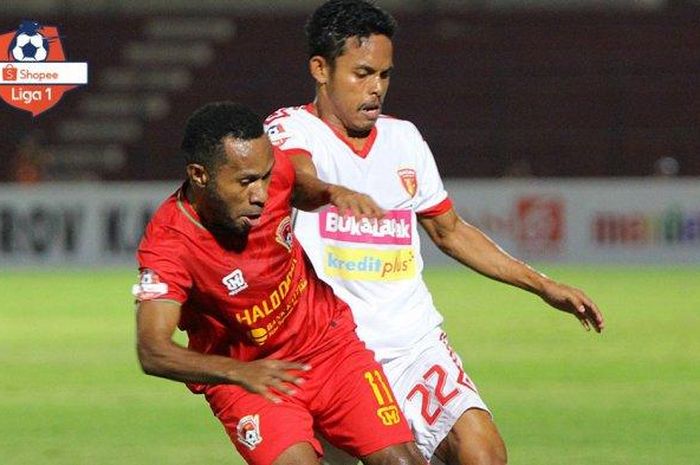 Pemain Perseru Badak Lampung FC, Abdul Rahman Lestaluhu, saat berebut bola dengan pemain Kalteng Putra, Ferinando Pahabol, pada pekan ketiga Liga 1 2019.