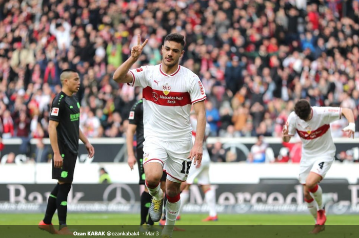 Ozan Kabak, bek Stuttgart yang kabarnya diminati Juventus, AC Milan, dan AS Roma.