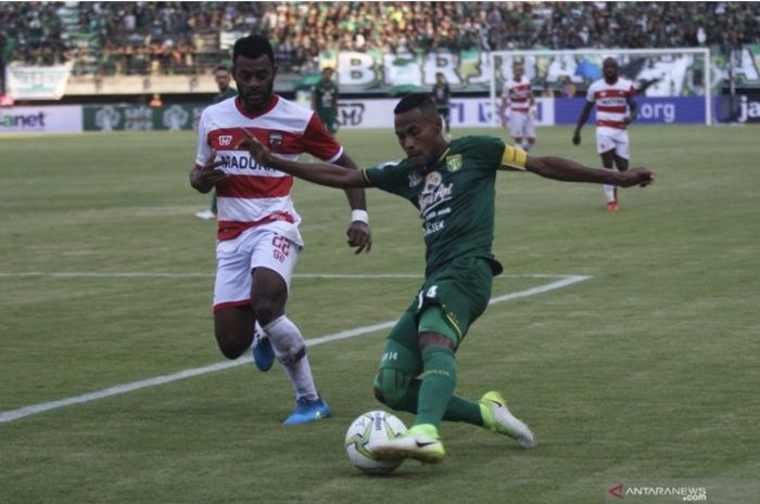 Kapten Persebaya Surabaya, Ruben Sanadi, saat berebut bola dengan bek Madura United, Marckho Sandy Meraudje, pada leg pertama perempat final Piala Indonesia 2018.