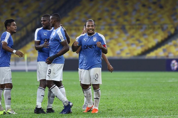 Striker PJ City FC, Mochd Safee Sali (kanan) menunjukkan wajah gembira seusai mencetak gol ke gawang Felda United pada lanjutan Liga Super Malaysia 2019 di Stadion Nasional Bukit Jalil, Kuala Lumpur pada 18 Juni 2019.