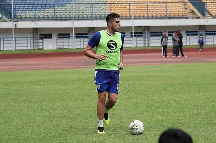 Pemain baru Persib Bandung, Fabiano Beltrame saat mengikuti sesi latihan di Stadion Gelora Bandung Lautan Api ( GBLA), Minggu (24/3/2019). 