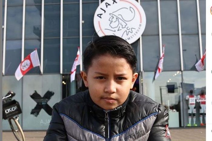 Tristan Alif saat berpose di depan markas Ajax Amsterdam.