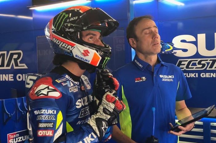 Pembalap tim Suzuki Ecstar, Alex Rins sedang berdiskusi dengan krunya pada MotoGP Catalunya 2019, Minggu (16/6/2019)