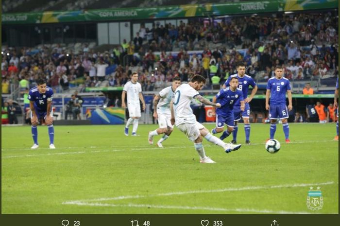 Lionel Messi, saat mencetak gol ke gawang Paraguay, Rabu (19/6/2019) waktu setempat