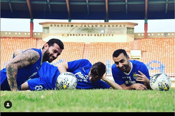 Trio pemain asing Persib Banding, Bojan Malisic, Rene Mihelic, dan Artur Gevorkyan bersantai di Stadion Si Jalak Harupat, Soreang, Kabupaten Bandung.