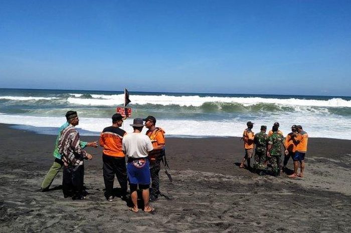 Pencarian korban laka laut, Ferry Anto, di Pantai Baru, Kamis (20/6/2019). 