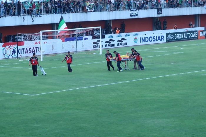 Laga PSS Sleman vs Bhayangkara FC di Stadion Maguwoharjo, Jumat (21/6/2019) diwarnai insiden benturan antara Indra Kahfi dengan Wahyu TRi Nugroho. Indra Kahfi dibawa keluar lapangan untuk mendapatkan perawatan.