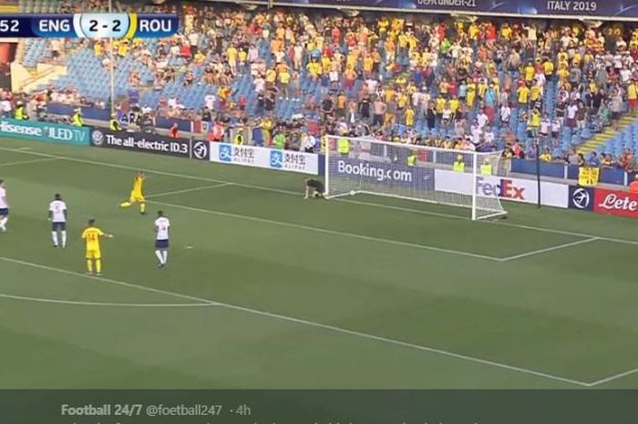 Kiper timnas U-21 Inggris milik Manchester United, Dean Henderson, melakukan blunder dalam laga EURO U-21 melawan Rumania, Jumat (21/6/2019) di Stadion Dino Manuzzi, Cesena, Italia.