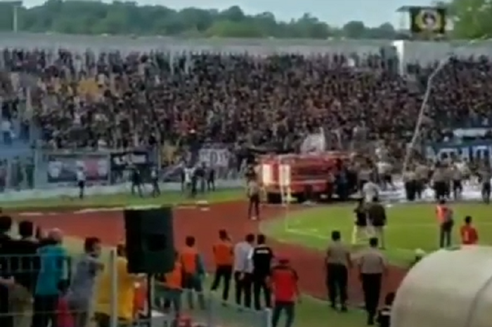 Kerusuhan suporter saat laga  perdana Liga 2 2019 antara PSPS Pekanbaru menghadapi PSMS Medan di Stadion Kaharudin Nasution, Pekanbaru, Sabtu (22/6/2019).