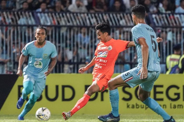 Aksi pemain Persija Jakarta, Fitra Ridwan pada partai pekan kelima Liga 1 2019 kontra Persela Lamongan, di Stadion Surajaya, Lamongan, Sabtu (22/6/2019).