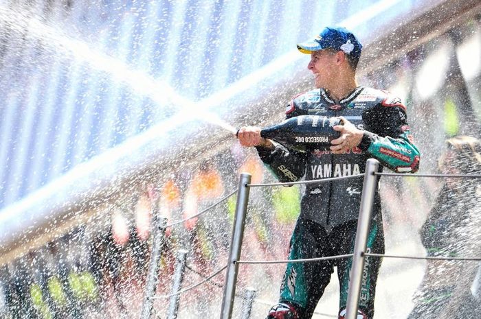 Selebrasi pembalap Petronas Yamaha SRT, Fabio Quartararo usai meraih podium dua pada MotoGP Catalunya 2019, Minggu (16/6/2019)