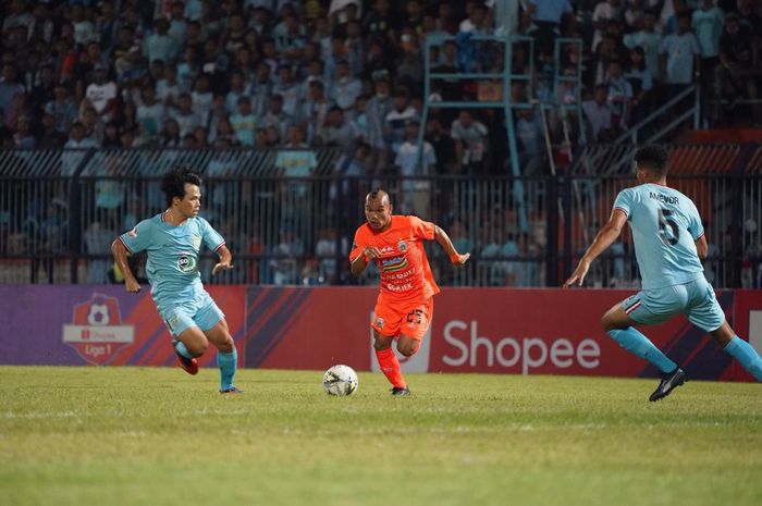 Pemain Persija, Riko Simanjuntak (tengah), diadang dua pemain Persela Lamongan pada partai pekan kelima Liga 1 2019 di Stadion Surajaya, Lamongan, Sabtu (22/6/2019).