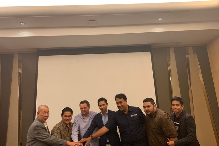 Kandidat pelatih timnas basket Indonesia, Rajko Toroman (ketiga dari kiri), hadir pada konferensi pers di Jakarta, Jumat (21/6/2019).