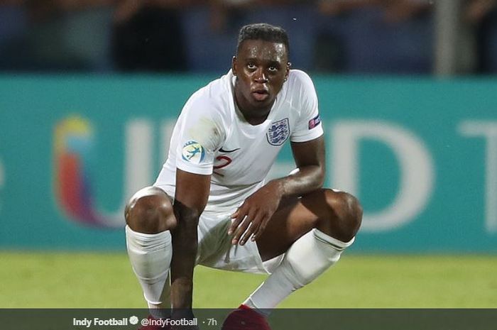 Bek Crystal Palace, Aaron Wan-Bissaka, mengenakan seragam tim u-21 Inggris