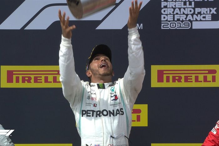 Pembalap Mercedes, Lewis Hamilton, bereaksi setelah memastikan diri sebagai juara GP Prancis di Sirkuit Paul Ricard, Minggu (23/6/2019).