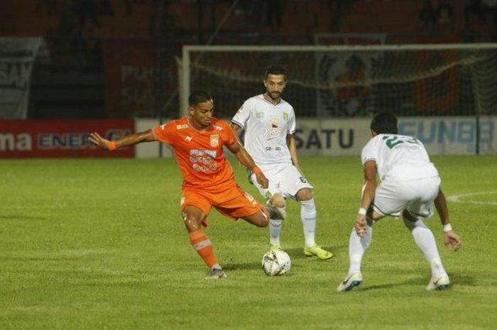 Pemain Persebaya Hansamu Yama Pranata mengadang pemain Borneo FC, Terens Puhiri pada pertandingan Liga 1 di Stadion Segiri Samarinda, Kalimantan Timur, Minggu ( 23/6/2019). 