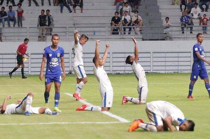 Para pemain PSIM Yogyakarta melakukan sujud syukur atas kemenangan di laga perdana Liga 1 2019 kontra Persiba Balikpapan pada Sabtu (22/6/2019).