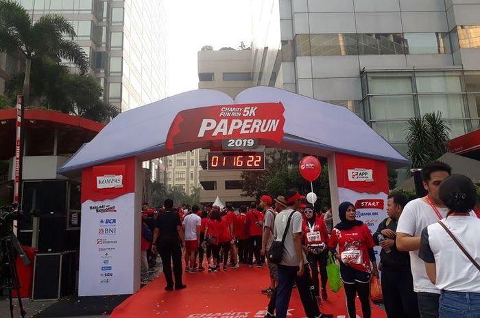 Ajang lari PAPERUN Charity Fun Run 5K (PAPERUN 2019) di Gedung Sinar Mas Land Plaza, Thamrin, Jakarta, Minggu (23/6/2019).  