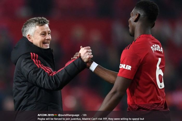 Paul Pogba berjabat tangan dengan Ole Gunnar Solskjaer pada sebuah laga yang telah dimainkan Manchester United musim lalu.