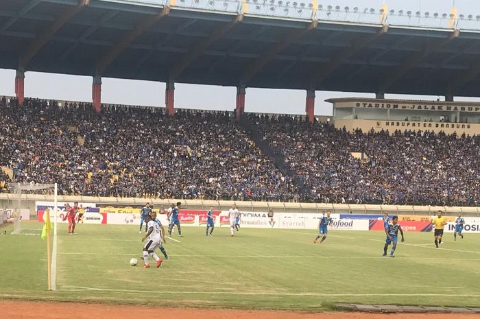 Laga Persib Bandung vs Madura United pada pekan kelima Liga 1 2019 di  Stadion Si Jalak Harupat, Soreang, Kabupaten Bandung, Minggu (23/6/2019).