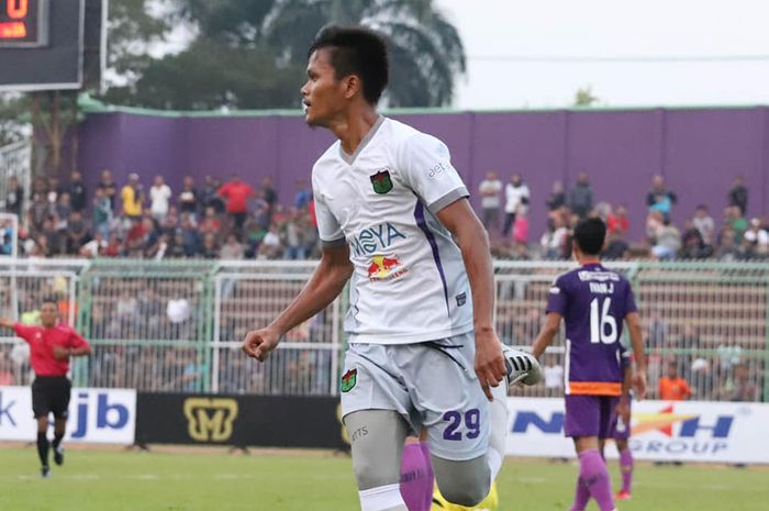 Pemain Persita, Sirvi Arvani merayakan gol yang dicetaknya ke gawang tuan rumah PSGC Ciamis pada pekan pertama Liga 2 2019 di Stadion Galuh, 23 Juni 2019. 