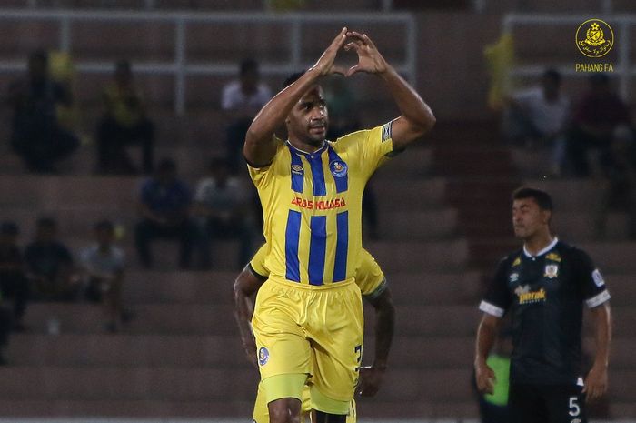 Selebrasi bek tengah Pahang FA, Herold Goulon seusai mencetak gol ke gawang Perak FA pada semifinal pertama Piala FA Malaysia 2019 di Stadion Darul Makmur, Kuantan, 22 Juni 2019. 