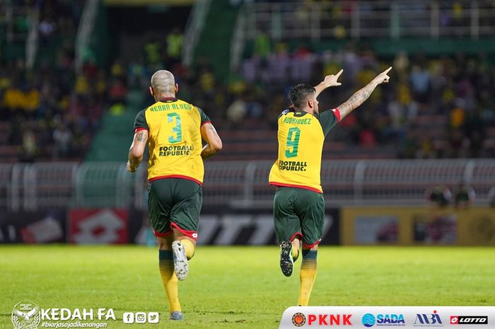 Selebrasi dari Fernando Rodriguez (9) bersama Renan Alves seusai mencetak gol ke gawang Felda United pada semifinal pertama Piala FA Malaysia 2019 di Stadion Darul Aman, Alor Setar, 22 Juni 2019.