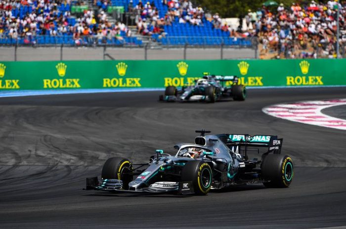 Momen saat pembalap dari tim Mercedes, Lewis Hamilton berada di depan rekan setimnya yakni Valtteri Bottas pada F1 Prancis 2019, Minggu (23/6/2019)