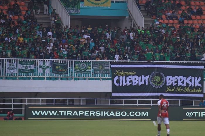 Pemain Persipura Jayapura, Titus Bonai pada laga kontra Tira Persikabo di Stadion Pakansari, Kabuoaten Bogor, Minggu (23/6/2019).