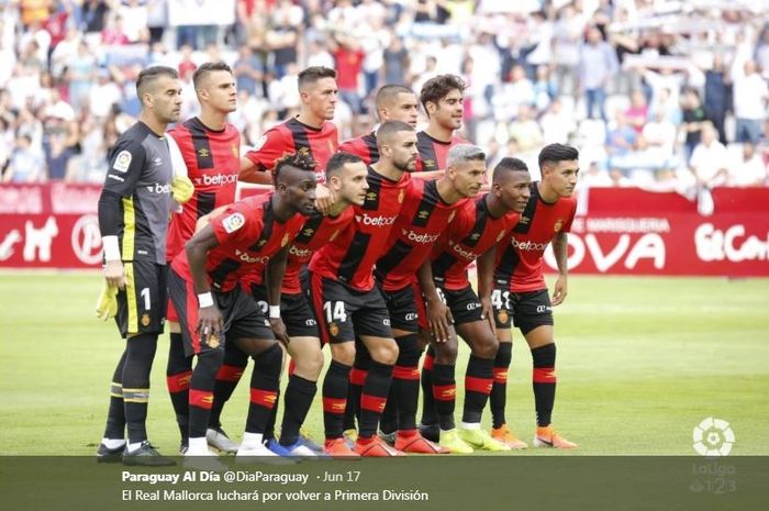 Para pemain Real Mallorca berpose jelang kick-off pertandingan.